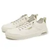 Novos sapatos masculinos com painéis de couro, modernos e estilosos, sapatos casuais versáteis de couro, sapatos brancos para esportes ao ar livre, direto do fabricante