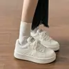 Zapatillas blancas versátiles para estudiantes de estilo coreano, nuevas para primavera y otoño de 2026, de suela gruesa, corte bajo, cómodas y antideslizantes