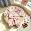 Conjunto Novo para Meninas 2026 Estampa de Desenho Animado Gola Redonda Moletom Primavera e Outono Novo Conjunto de Duas Peças Calça Jogger Fofa Solta