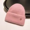 Nuevo gorro de punto para mujer de otoño e invierno, forrado de forro polar y engrosado, gorro de lana versátil para tallas de cabeza grandes, sombrero cálido para proteger los oídos en clima frío