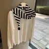 Chal de punto a rayas estilo coreano con pompones, una bufanda versátil para usar en capas en otoño e invierno, perfecta para añadir un toque decorativo, atar y proteger el cuello; un pañuelo triangular