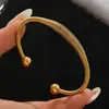 Pulseira de Aço Inoxidável Dourada com Padrão de Onda Geométrica Cravejada de Diamantes, Joia de Moda Levemente Luxuosa e de Alto Padrão, Pulseira de Aço Inoxidável