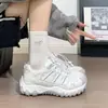Tênis estilo "dad shoes" feminino, novo modelo de verão 2026, outono, malha respirável, sola grossa, que aumenta a altura, casuais versáteis, tênis de corrida populares