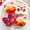 Anillo de Cierre Danza del León Rojo de Año Nuevo Decoración de Muñeca para Niños Pequeño Regalo de Año Nuevo Pulsera de Muñeco de Peluche para Regreso a Clases de Estudiantes