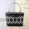 Bolsa Tejida de PP Portátil, Fresca y Sencilla, Gran Capacidad, Moda Casual, Cesta Cuadriculada Negra y Blanca para el Trayecto Diario