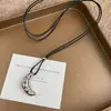 Collar de Cuerda de Cuero Negro con Croissant Minimalista Coreano para Mujer Cadena Larga Artística Elegante para Suéter con Cuello Halter Colgante