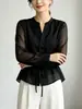 Camisa feminina de design nicho, estilo francês, nova coleção de verão 2026, elegante, estilosa, modeladora, versátil e que rejuvenesce.