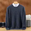 Nova coleção outono e inverno masculina: suéter de cashmere versátil, quente e estiloso com padrão de tricô torcido e gola redonda, perfeito para o uso diário