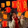 Globos de Linterna Kongming Electrónicos de Tendencia 2026 para Liberación en Nochevieja con Mensajes de Bendición Escritos a Mano, Venta al por Mayor en Puesto de Mercado Nocturno