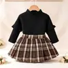 Nuevo Conjunto de Primavera y Otoño para Niños: Top de manga larga acanalado de cuello medio y falda plisada a cuadros, elegante y a la moda, directo de fábrica