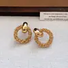 Pendientes de Plata Retro Europeos Redondos Huecos Pendientes Únicos de Diseño de Nicho Pendientes de Joyería para Orejas Versátil de Lujo Ligero de Gama Alta
