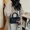 Nova coleção de primavera de 2026: uma bolsa de ombro elegante e versátil para noivas, uma bolsa transversal simples e prática para o dia a dia, e uma bolsa de mão fashion para mulheres