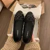 Sapatos slip-on estilo vovó, sapatos baixos pretos de um só tom, sapatilhas estilo francês, sapatos baixos de bico redondo para mulheres com laço