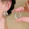 Pendientes de aro pintados en spray con aguja de plata, lujo ligero, de alta gama, modernos y exquisitos, diseño único, accesorios para orejas versátiles y de nicho
