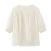 B2YY-4050 Camisa de encaje bordado con cuello en V, nuevo estilo francés de verano 2026, manga tres cuartos, top de algodón holgado y favorecedor