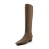 Botas de moda estilo britânico, cano alto fino, color block, 5,5 cm de salto, novo modelo outono/inverno 2026, bico quadrado, salto grosso, botas curtas acima do joelho