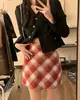 Saia Meia-Calça Xadrez Vermelho Retrô Feminina 2026 Primavera Outono Cintura Alta Modeladora do Quadril Emagrecedora Casual Lã Linha A Curta Inverno