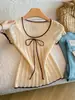 Camisa de Manga Corta de Color Contrastante Estilo Coreano para Mujer Verano 2026 Top Corto de Punto con Diseño de Corbata de Lazo y Corte Hueco en Color Albaricoque