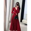 Vestido suéter de estilo puramente deseable con cuello en V, que irradia una vibra de alta gama y elegancia, adecuado para otoño e invierno, para llevar debajo de un abrigo, vestido de punto rojo estilo wabi-sabi