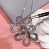 Colar de Flor Grande Van Cleef & Arpels de Luxo para Mulheres, Acabamento de Precisão CNC, Design Vazado em Favo de Mel, Totalmente Cravejado com Diamantes, Colar de Girassol, Exclusivo para Transmissão ao Vivo