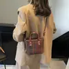 Bolsa Cesta Xadrez de Lã Atacado Grande Capacidade 2025 Nova Casual Retro Tendência Bolsa Tote Balde Transversal para Mulheres