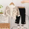 Conjunto de 3 peças para Meninas 2024: Casaco Estilo Tweed Aberto na Frente com Blusa Estampada de Letras e Calça Reta - Venda por Atacado do Fabricante