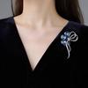 Broche de ceremonia de corbata azul de lujo, exquisito ramillete de cristal de alta gama con diseño de nicho, alfiler con sentido del temperamento, accesorios para cheongsam.