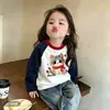 Camiseta de manga larga para niñas de algodón puro, con bloques de color, corte holgado, nuevo estilo 2026, diseño de dibujos animados, moderna para primavera y otoño, adecuada para niños mayores como capa base