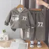 Conjunto de Roupa de Outono para Meninos 2026 Novo Estiloso Jaqueta com Capuz de Baseball para Bebê Conjunto Moderno de Duas Peças