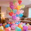 Balões Coloridos em Formato de Coração Flutuando no Ar para Decorações de Aniversário, Declaração de Dia dos Namorados e Montagem de Cena de Pedido