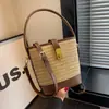 Bolsa de Palha Tecida Feminina 2023 Novo Design de Nicho Bolsa Transversal de Verão Versátil Bolsa de Balde Portátil