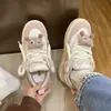 Sapatos de pão de nicho original de alto valor para mulheres 2024 nova versão coreana superpopular de sapatos de skate versáteis de sola grossa sapatos brancos para mulheres