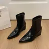 Botas elegantes de tacón de cuña con punta fina, estilo petite, de nuevo diseño, botines cortos estilo francés para mujer, botas estilizadas que aumentan la altura, moda de otoño e invierno