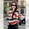 Cardigan de Tricô Retro Francês com Listras Vermelhas e Pretas e Decote V para Mulheres, Outono Inicial, Soltinho, Mangas Caídas, Macio e Versátil, Peça de Roupa Externa