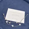 Pulsera Sencilla de Cuatro Hojas Doble Capa, Lujo Ligero, Nicho, Versátil, Adecuada para el Trabajo, Estilo Suave, Joyería de Moda Diaria para Mujeres