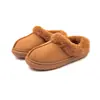 Pantuflas cerradas de felpa de oveja clásicas transfronterizas con suela de PVC antideslizante de banda de rodadura profunda y felpa gruesa para uso en el hogar, adecuadas para parejas