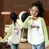 Camiseta Base para Niñas Estilo Coreano Nueva de Primavera y Otoño con Dobladillo Curvo, Camiseta de Manga Larga Color Bloque para Niños Mayores, Top de Moda Ajustado