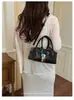 Bolso de mano de diseño de nicho nuevo para comercio transfronterizo, elegante bolso tipo bowling para el hombro y cruzado para el día a día con patrón tejido para mujer