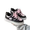 Lindas zapatillas blancas de punta redonda y suela gruesa para mujer, nueva colección otoño 2026, con un diseño único, adecuadas para estudiantes, estilo casual y de corte bajo