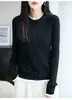Estilo de duas peças, blocos de cor, tricotado em ponto trançado retrô, lã fina de 48 contagens, primavera/outono, gola redonda, moderno, casaco suéter de tricô slim fit para mulheres