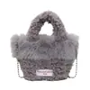 Bolsa de mão de pelúcia de lã de cordeiro de alta moda para outono e inverno para mulheres, nova bolsa transversal e de ombro peluda da moda