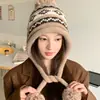 Chapéu de tricô Fair Isle para afinar o rosto, estilo coreano, para mulheres, novo estilo outono e inverno, quente, forrado com fleece, com pompom, protege as orelhas, estilo chapéu Lei Feng