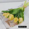 7 tulipanes artificiales agrupados con tallos de goma suave, arreglo floral de escritorio para el hogar estilo crema, flores decorativas para sala de estar