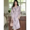 Usa un Vestido Morado de Cuello en V Estilo Francés para Mujer, un Nuevo Modelo de Otoño con un Impresionante Efecto Degradado de Alta Gama, que Ceñe la Cintura, Elegante Vestido Largo