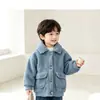Abrigo de lana de cordero para niño de una pieza de terciopelo acolchado cálido cárdigan con solapa para niños ropa coreana para niños chaqueta de otoño e invierno al por mayor
