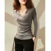 Ropa Nueva para Mujer 2025 Primavera y Verano Tops de Cuello en V Tejidos Asimétricos Camisetas de Manga Corta Europeas Ajustadas y de Moda