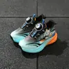 Novos Sapatos Infantis Outono 2026, Superfície de Couro com Sola Leve, Fivela Giratória para Meninos, Tênis Esportivo Infantil Cartoon para Corrida 6520