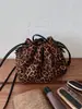 2026 Estampado de Leopardo Retro Plisado Otoño Nuevo Bolso de Hombro de Gamuza de Gama Alta Nicho Nuevo Bolso de Mano para Mujer