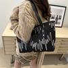 Bolso de mano informal de gran capacidad, a rayas, de moda, estilo nuevo de invierno 2025, elegante y fresco, para llevar al hombro o debajo del brazo, para mujer.