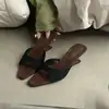 Primer Encuentro con las Sandalias de Cuña Slip-On Cuadradas de Gamuza de la Temporada para Mujer, Adecuadas para Usar al Aire Libre en Verano, para el Trayecto Diario y Mules Versátiles con un Aspecto Elegante